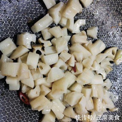 暖胃又养生，一次吃三大碗都不过瘾的青椒炒酸辣藕丁