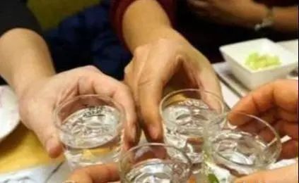 睡觉时,身体有3种表现,十有八九尿酸已“超标”,不要忽视