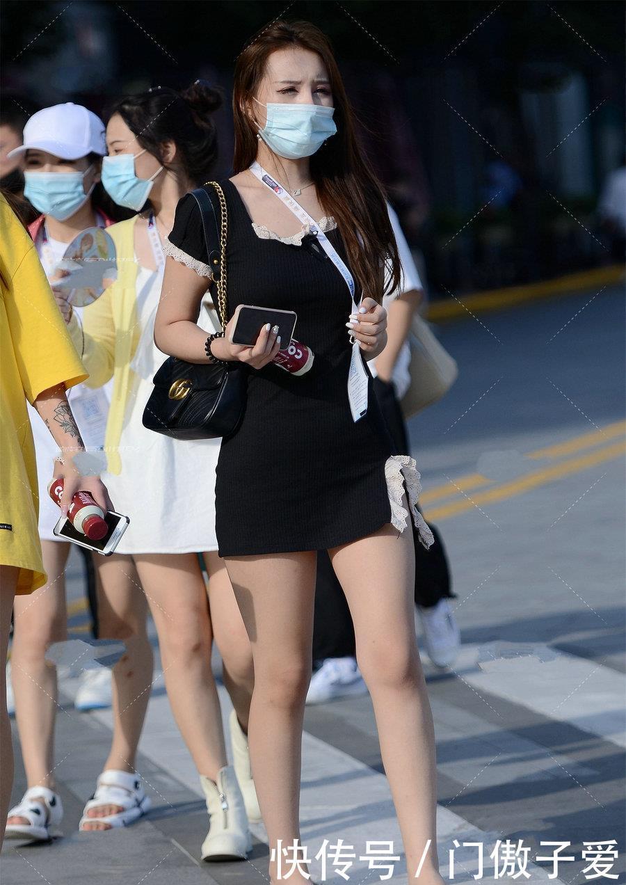 吊带装搭配超短热裤,配上休闲的运动鞋,整体上时尚而又美丽