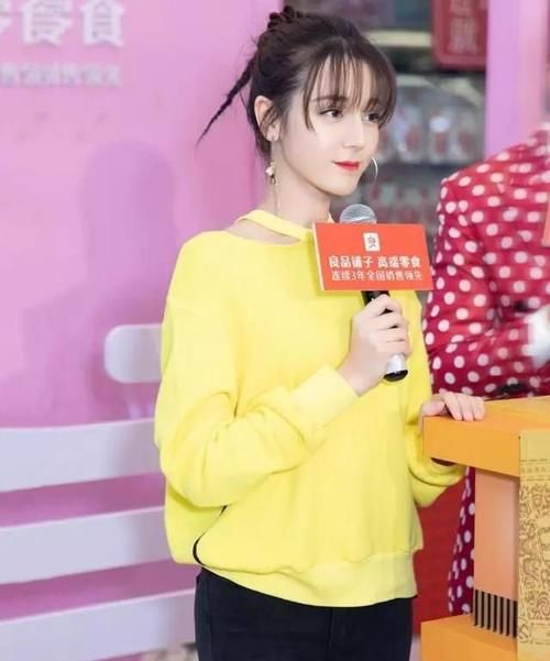 搭配|普通的搭配卫衣+牛仔裤,明黄色颜色太亮眼,满满的青春活力!