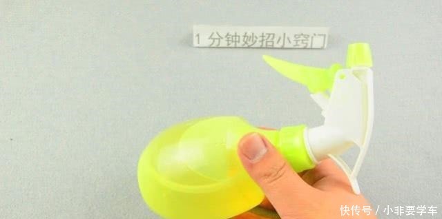 纱窗脏了别拆洗,清洗纱窗方法,喷一喷污垢自己掉下来,超实用!