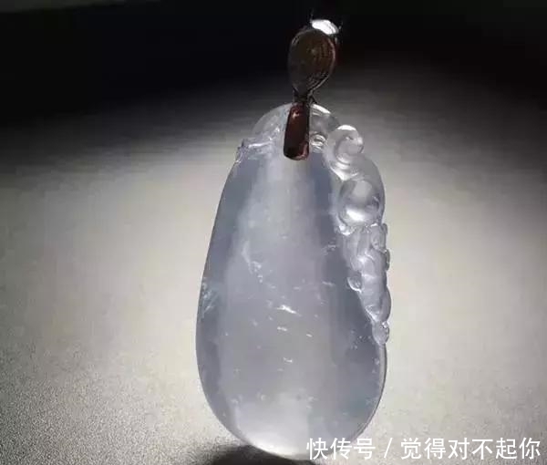 水头|老大爷嫌自己佩戴的翡翠水头不太好,用水一泡后,一看吓了一跳