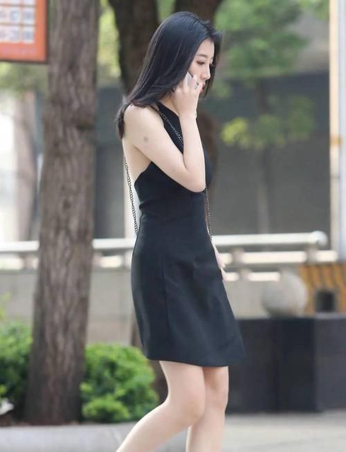 美女穿黑色连衣裙搭配黑色高跟凉鞋,展现曼妙身姿,真是风情满满