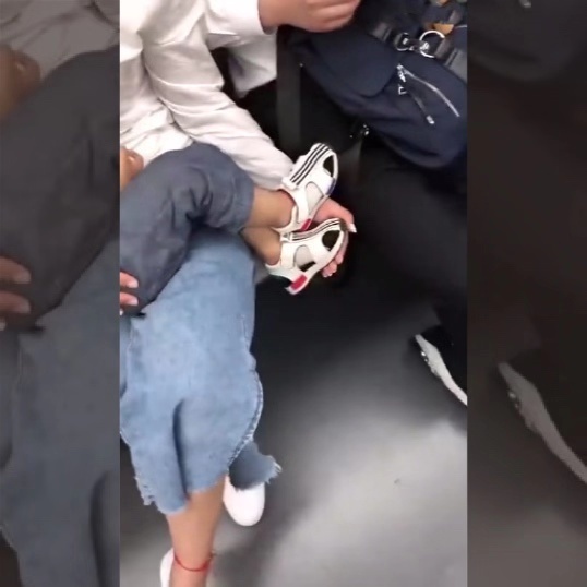 格局|地铁里的这位宝妈火了,网友真正的修养就是不给别人造成麻烦!
