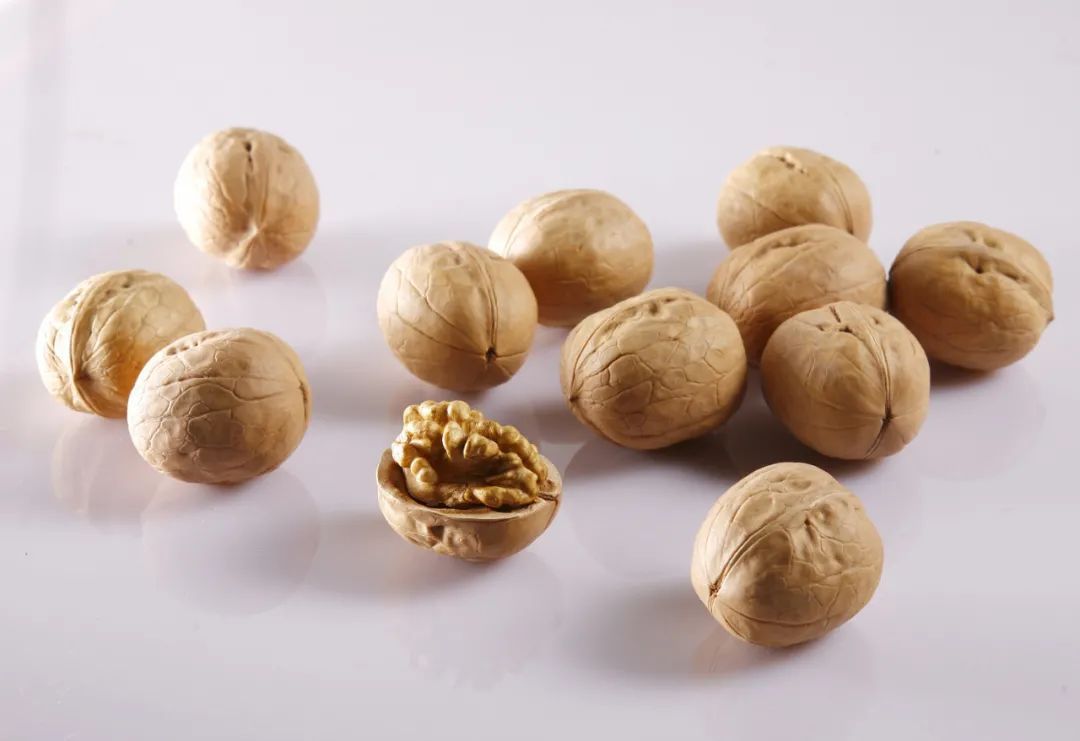 钙质|核桃是骨质疏松的“发物”?想要避免骨质疏松,哪些食物需忌口?