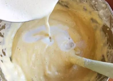 别再用电饭煲做蛋糕了,试试不锈钢盆蒸蛋糕,不分蛋,成功率更高