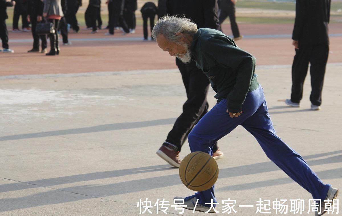 中年|男性进入中年，会有4个衰老迹象，若没有，或说明还很年轻