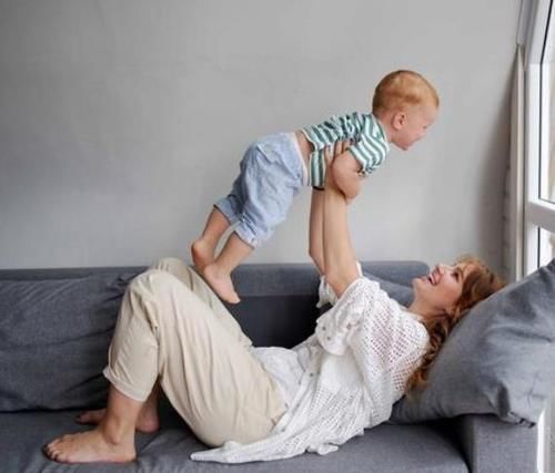 哄娃|七个月宝宝被哄成“脑瘫”,这些常见的哄娃方式,家长别再做了