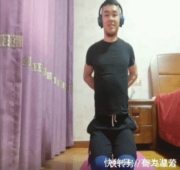 锻炼|三角肌拉伸的3个动作，帮你放松肩部肌肉，让锻炼效果更突出