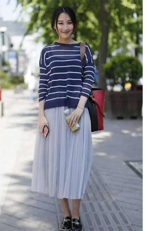 凸显|街拍美女穿露肩连衣短裙,凸显别致的美,笑容甜美可爱