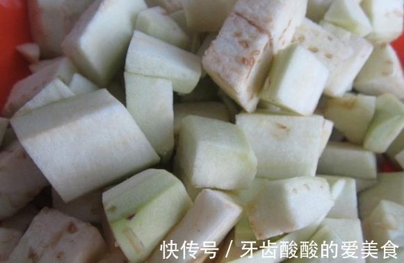 朋友们|炒茄子时,最忌直接下锅炒,再加这一步,茄子好吃不油腻不发黑!