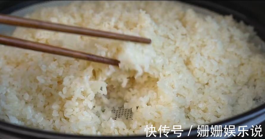 花生|糯米这样做太好吃了,上锅一蒸一烙,香甜软糯,全家人都爱吃