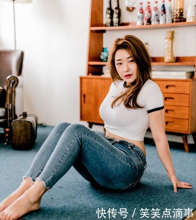 勾勒|丰满靓丽凹凸小姐姐,身穿紧身牛仔裤,勾勒玲珑曲线十分吸睛!