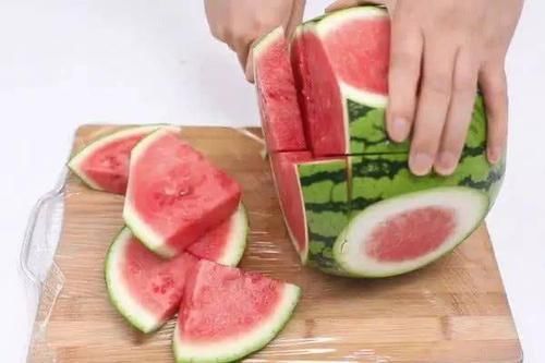 聪明|家里来客人了,西瓜学会这样切,吃完不脏手不流汁,人人都夸聪明
