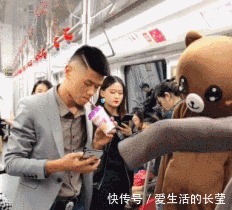 |搞笑GIF:给媳妇买的生日礼物刮胡刀,她高兴的像个孩子!