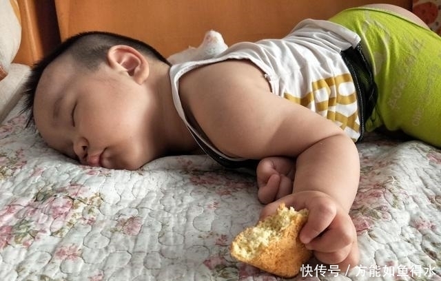 大饼干|这种饼干是有多好吃,小孩竟然吃睡着了,快看你吃过吗?