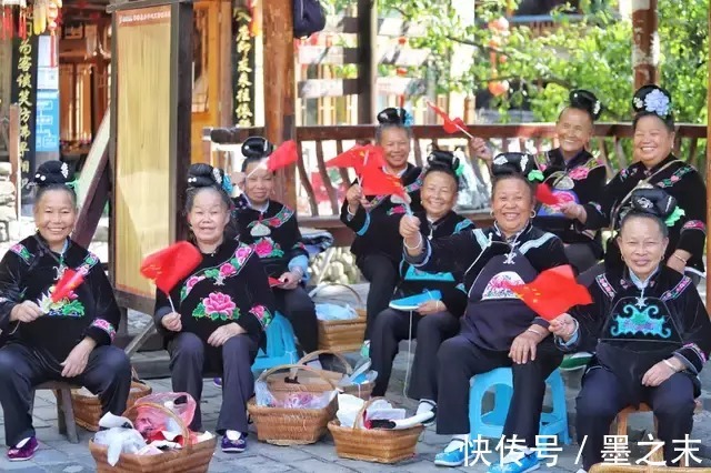 西江千户苗寨景区祝伟大的祖国生日快乐！繁荣昌盛|欢度国庆 | 五星红旗