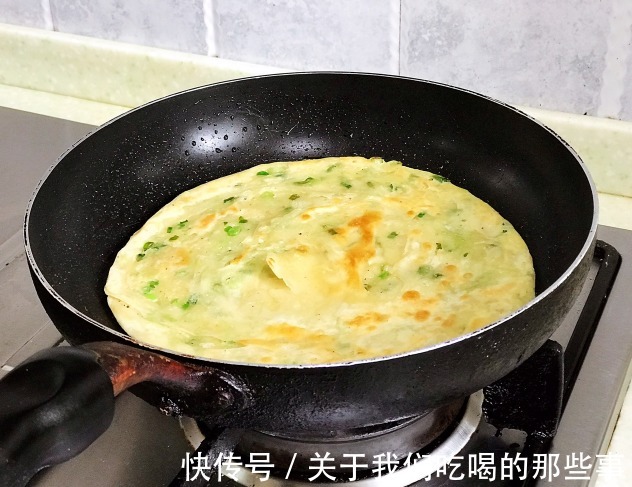 面粉|烙饼时,别只会冷水和面,大厨教你3个技巧,外酥里软层次多,香