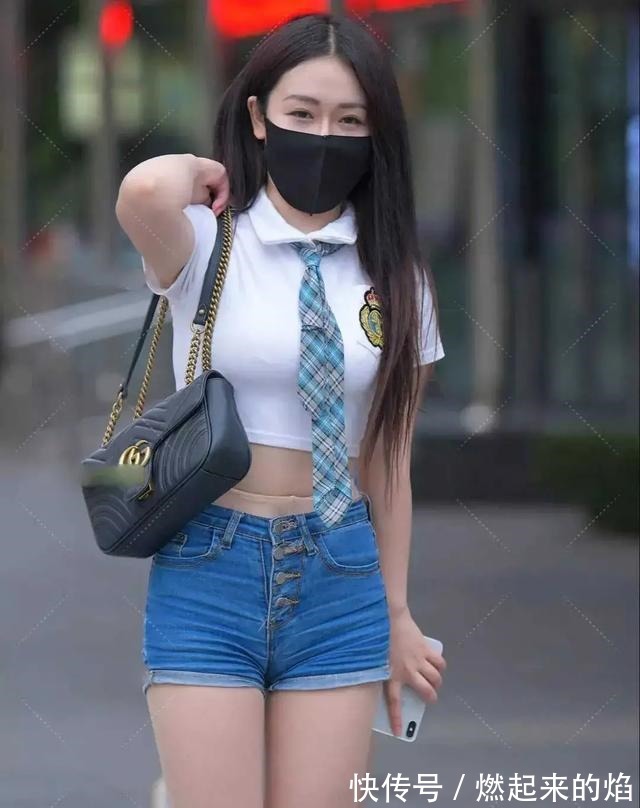 领带 穿牛仔短裤扎领带，这种穿搭我还是第一次见到！