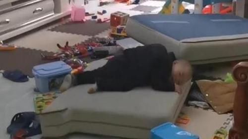 奶奶|“佛系”奶奶带娃走红,面对拆家熊娃也熟视无睹,一旁默默看戏