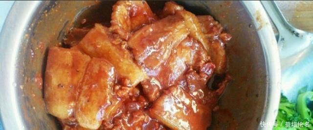 75岁老师傅做扣肉时,万万不能少了它,否则扣肉不香更不入味