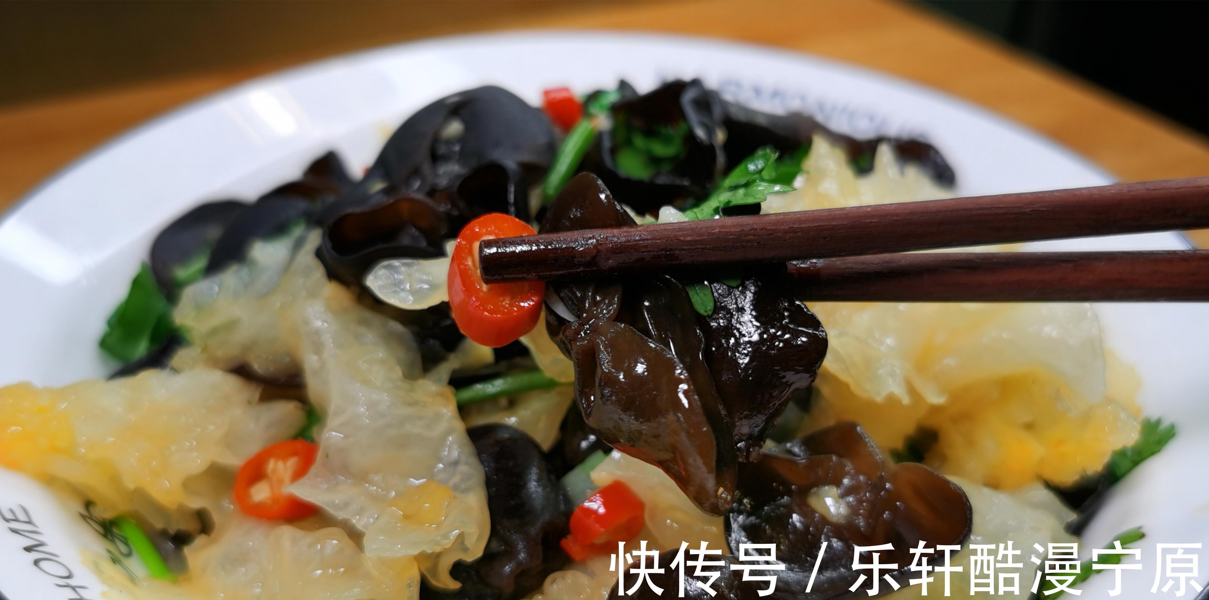 泡软|夏天没胃口试试这一黑一白的凉拌菜，一拌就上桌，家人都说好
