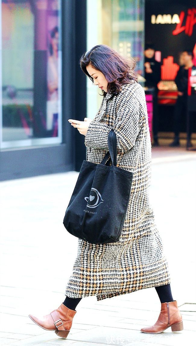 大衣|街拍:美女演绎短靴配大衣,款款漂亮