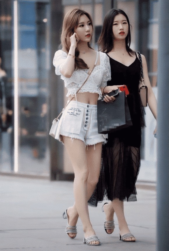 街拍|街拍闺蜜的穿搭不一样，但是鞋子却非常抢镜哦
