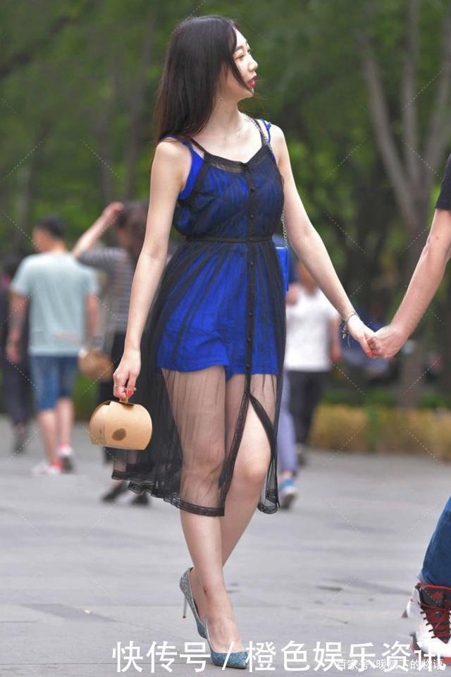 女生|时尚女生真会穿,连衣短裤外搭黑色纱裙,轻盈舒适又雅致