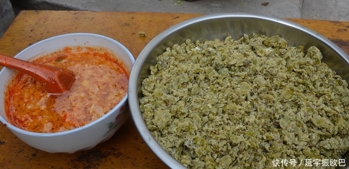 城里人|农村这种树上的叶子能吃,机会难得,城里人可吃不到哦!