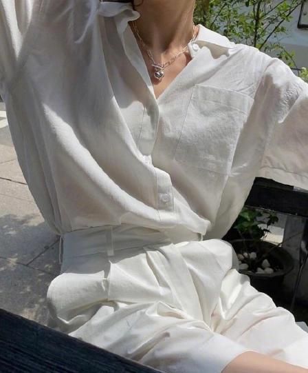 白衬衫看似基础又简单，实际很是美丽动人，搭配对了很重要