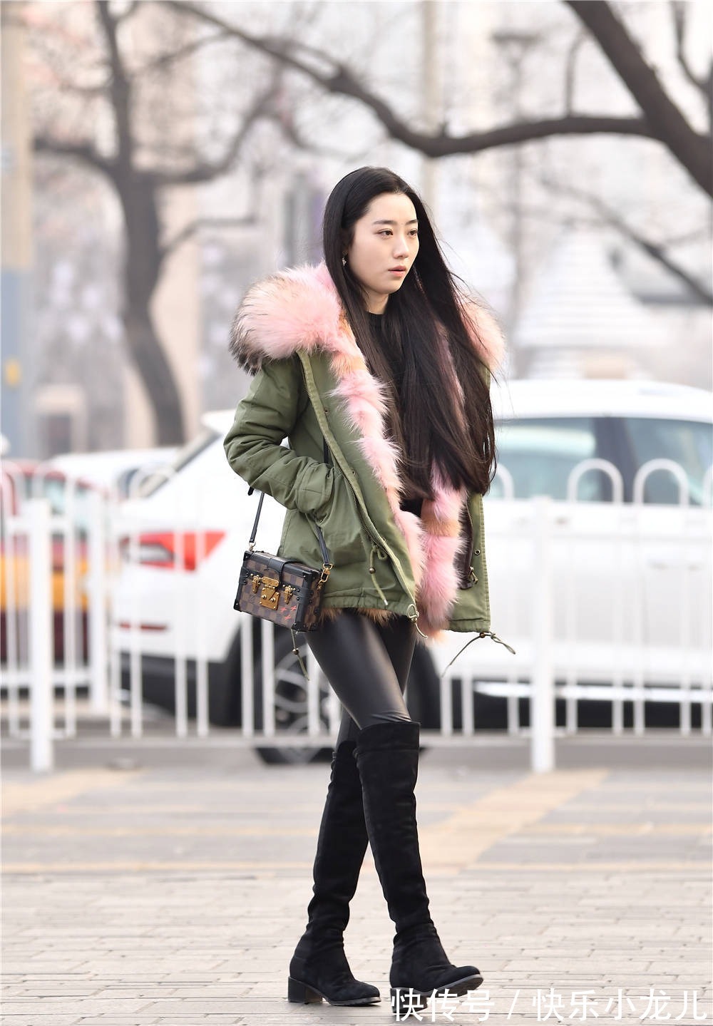 过膝长靴 黑色皮裤搭配过膝长靴,要是高跟款式会更好,衬托身材高挑