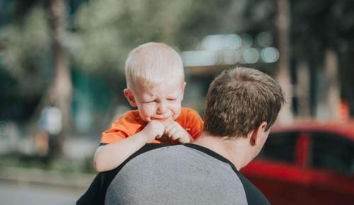 孩子|“小领导”医院视察火了,气势汹汹带着路:生病也影响不了我遛爸