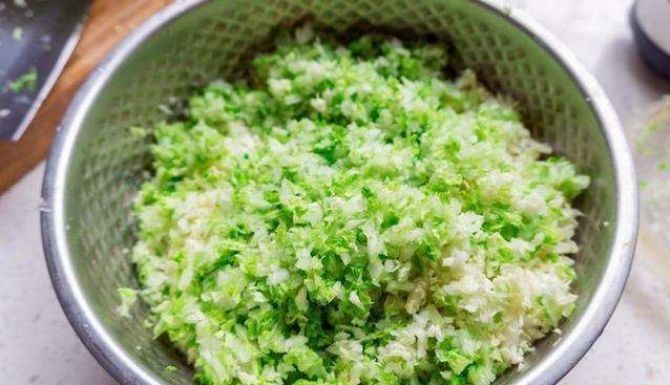 做肉馅饺子,最忌放“2个料”!教你正确调馅方法,又香嫩又多汁