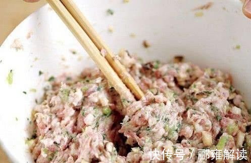 自制馄饨,汤是关键,只需4样放在一起,开水一浇,味道一点不差