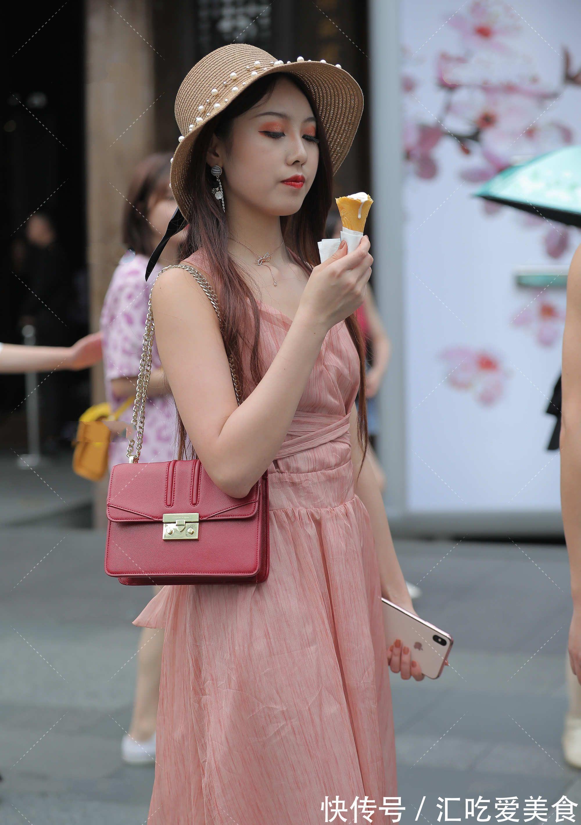 珍珠 粉色连衣裙,搭配珍珠草帽,轻松打造宫廷风,尽显小公主风范