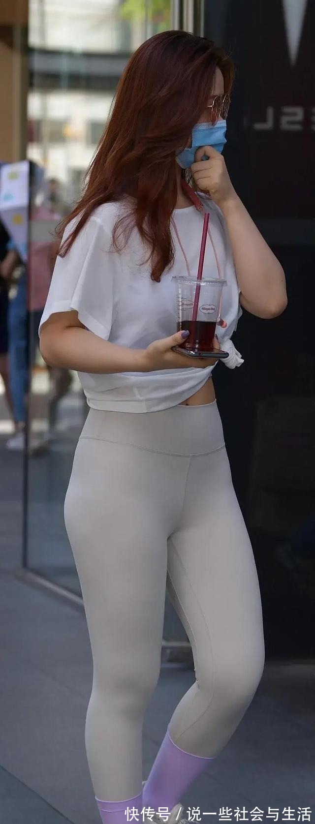 美女 “露胃”瑜伽裤的美女,用心挑选出合身的版型,搭配容易!