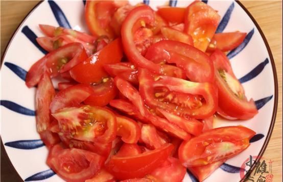 好吃|自从学会西红柿这吃法,天天吃都不腻,不炒也不炸,比肉还好吃