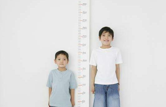 睡眠时间|双胞胎一个跟爸妈住一个跟奶奶,两年后身高差异明显,原因简单