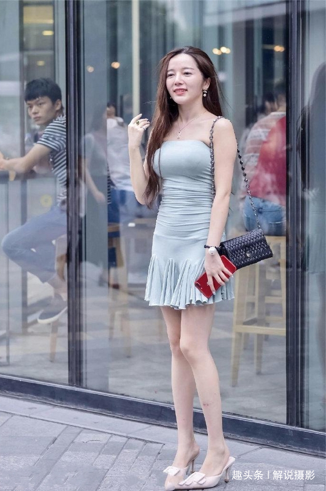 看起来|路人街拍,美女穿一条淡蓝色的裙子,看起来非常性感