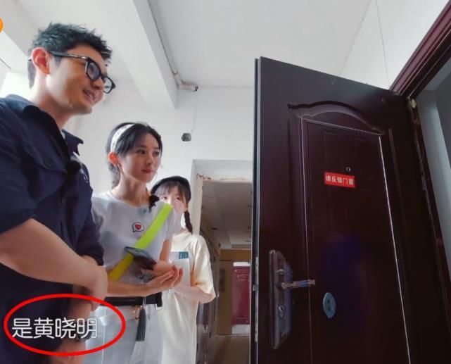 《中餐厅》黄晓明赵丽颖揽客被认出,他的第一反应暴露素养