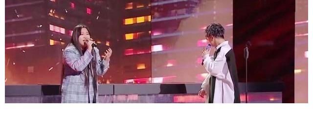 鞠婧祎|《我们的歌》同样是失误,为何对待薛之谦、周兴哲的态度大不同?