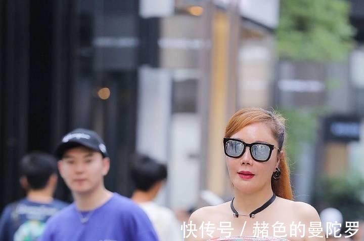 鑫鑫 辣妈这副架势太贵气,穿这种修身裙,2米内也没路人敢靠近吧!