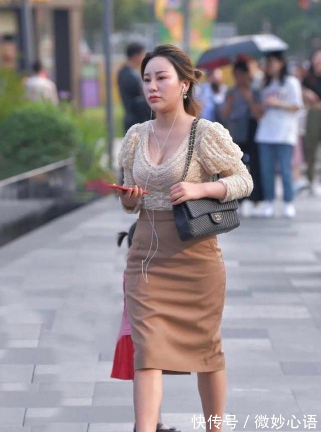 V领 网纱V领短衫搭配高腰半身长裙,成熟稳重,飘逸美丽!