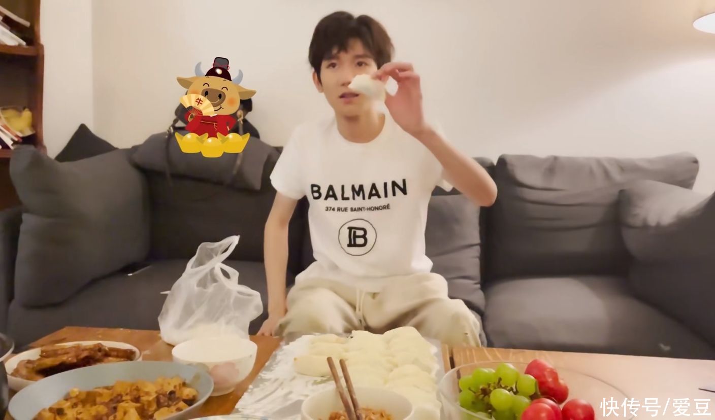 210212 每逢佳节包饺子 王源工作室送来一枚认真包饺子的小源