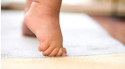 双脚|宝宝总是喜欢光脚走路这样对吗,会不会感冒
