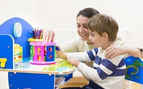 孩子|保姆带孩子从来都没尿湿过裤子,妈妈看家里监控,忍着眼泪报了警