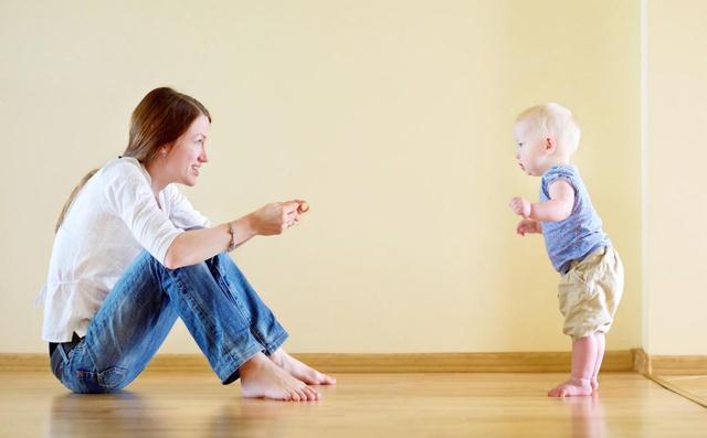 生长发育|宝宝学习站立并非越早越好,学习站立的最佳时间,家长要心中有数