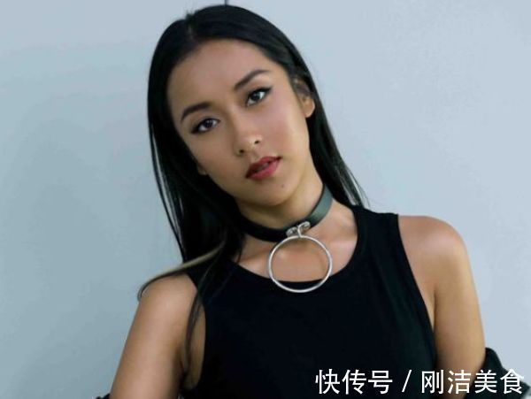 两人同是《好声音》季军,一个新歌拿奖拿到手软,一个却无歌可唱