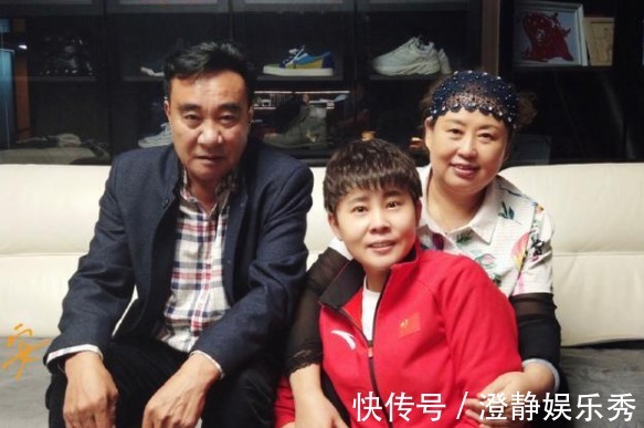 合影|奥运冠军王濛晒近照!一家三口少见合影,满脸笑容与身后妈妈太像